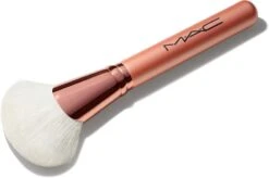 MAC Cosmetics 143S Bronzer Fan Brush 5 MAC Cosmetics 143S Bronzer Fan Brush -Marché Cosmétiques Magasin mac cosmetics 143s bronzer fan brush pinceau poudre bronzante 2