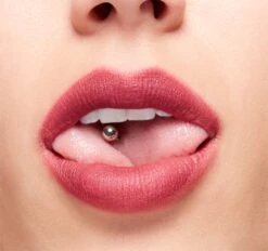 MAC Cosmetics Bubbles & Bows Powder Kiss Liquid Lipcolour -Marché Cosmétiques Magasin mac cosmetics bubbles bows powder kiss liquid lipcolour rouge a levres liquide avec fini mat 2