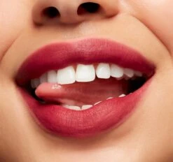 MAC Cosmetics Bubbles & Bows Powder Kiss Liquid Lipcolour -Marché Cosmétiques Magasin mac cosmetics bubbles bows powder kiss liquid lipcolour rouge a levres liquide avec fini mat 3