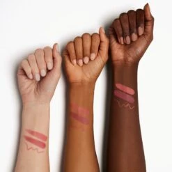 MAC Cosmetics Holiday Powdered Snow Kiss Lip Kit 13 MAC Cosmetics Holiday Powdered Snow Kiss Lip Kit -Marché Cosmétiques Magasin mac cosmetics holiday powdered snow kiss lip kit coffret cadeau pink teinte 6