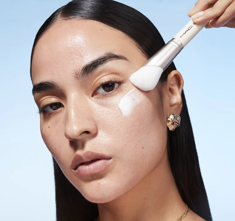 MAC Cosmetics Hyper Real Serum And Moisturizer Brush 2 MAC Cosmetics Hyper Real Serum And Moisturizer Brush – Image 2